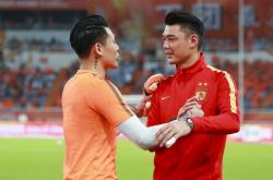 爱游戏直播-门神扑出关键球，球队赢得重要的三分