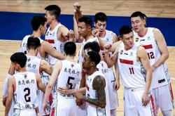 爱游戏馆-队友默契配合，助球队战胜实力强劲对手