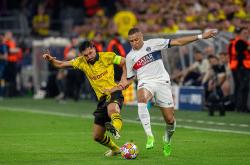 爱游戏平台-足球场上的激情碰撞令人热血沸腾