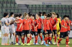 爱游戏登录-韩国女足赛场上展现团结，取得大胜