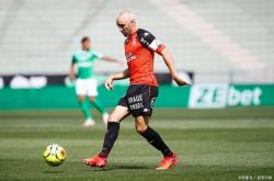 爱游戏网站-兰斯力争击败圣埃蒂安，全队集体努力