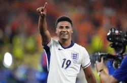 爱游戏平台-英格兰国家队表现出色，成功晋级下一轮