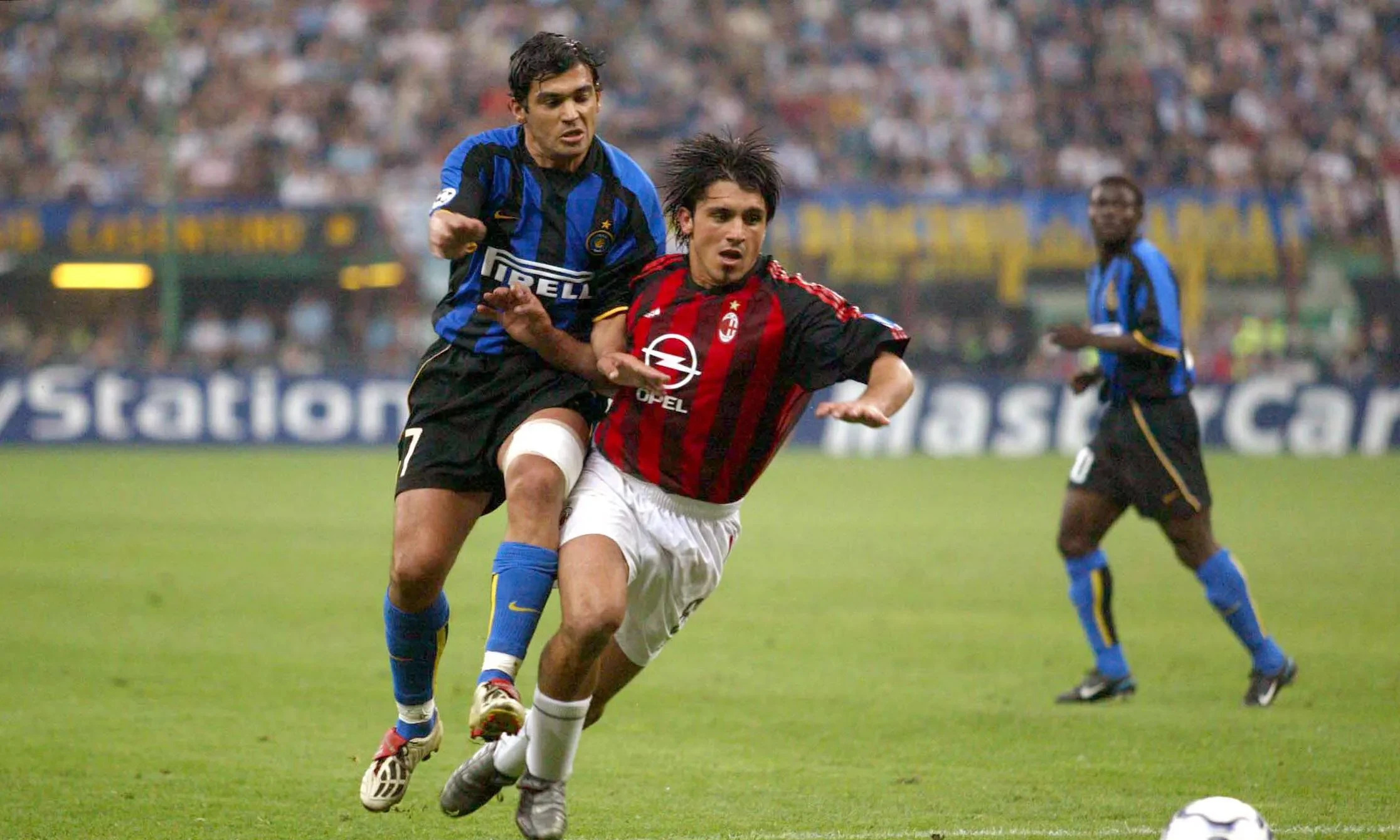 包含AC米兰对尤文图斯的交锋再度点燃球迷热情的词条