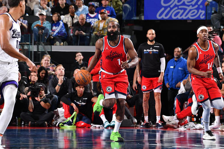 快船球星成功复出,带领球队再次取得连胜 快船球星成功复出,带领球队再次取得连胜