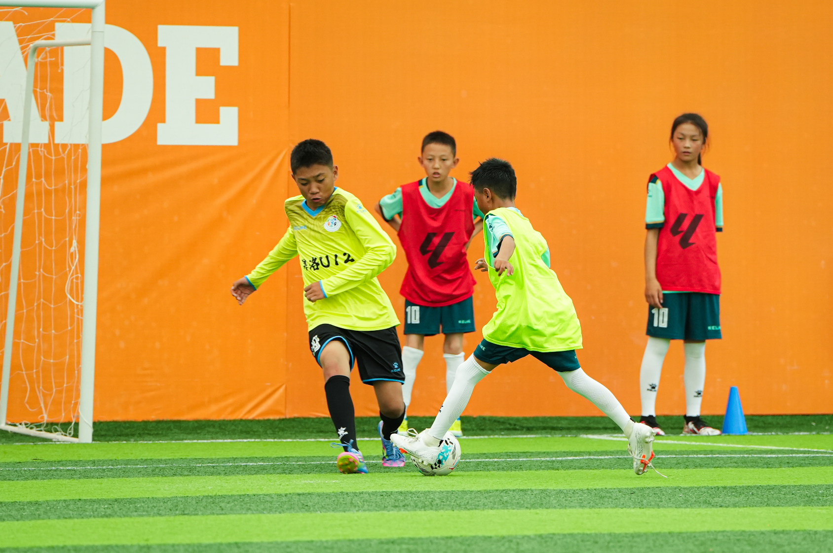 关于协调建设球场设施，提升球队训练水平的信息