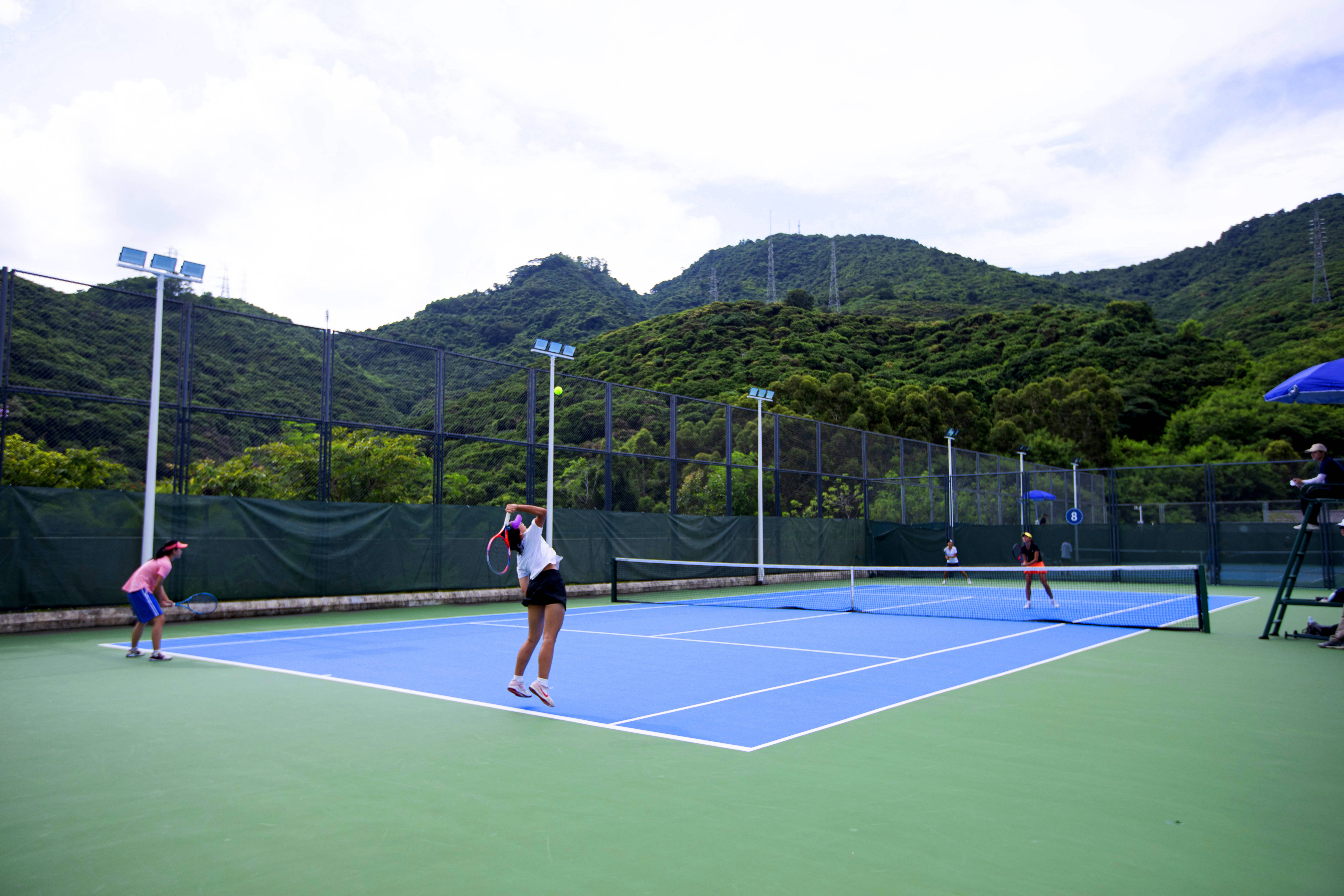 关于协调建设球场设施，提升球队训练水平的信息