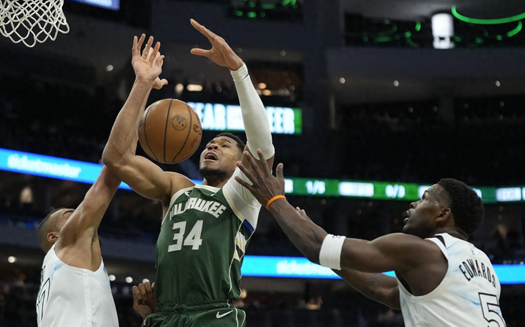 雄鹿轻取马刺，稳坐东部榜首