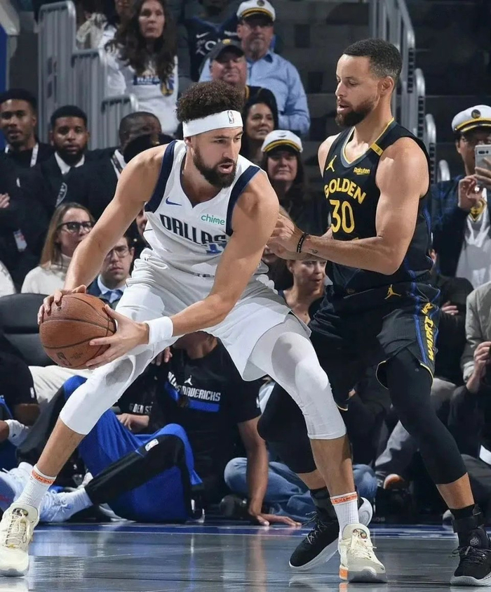 勇士雷霆交手，克雷汤普森首发复出取得高效数据的简单介绍