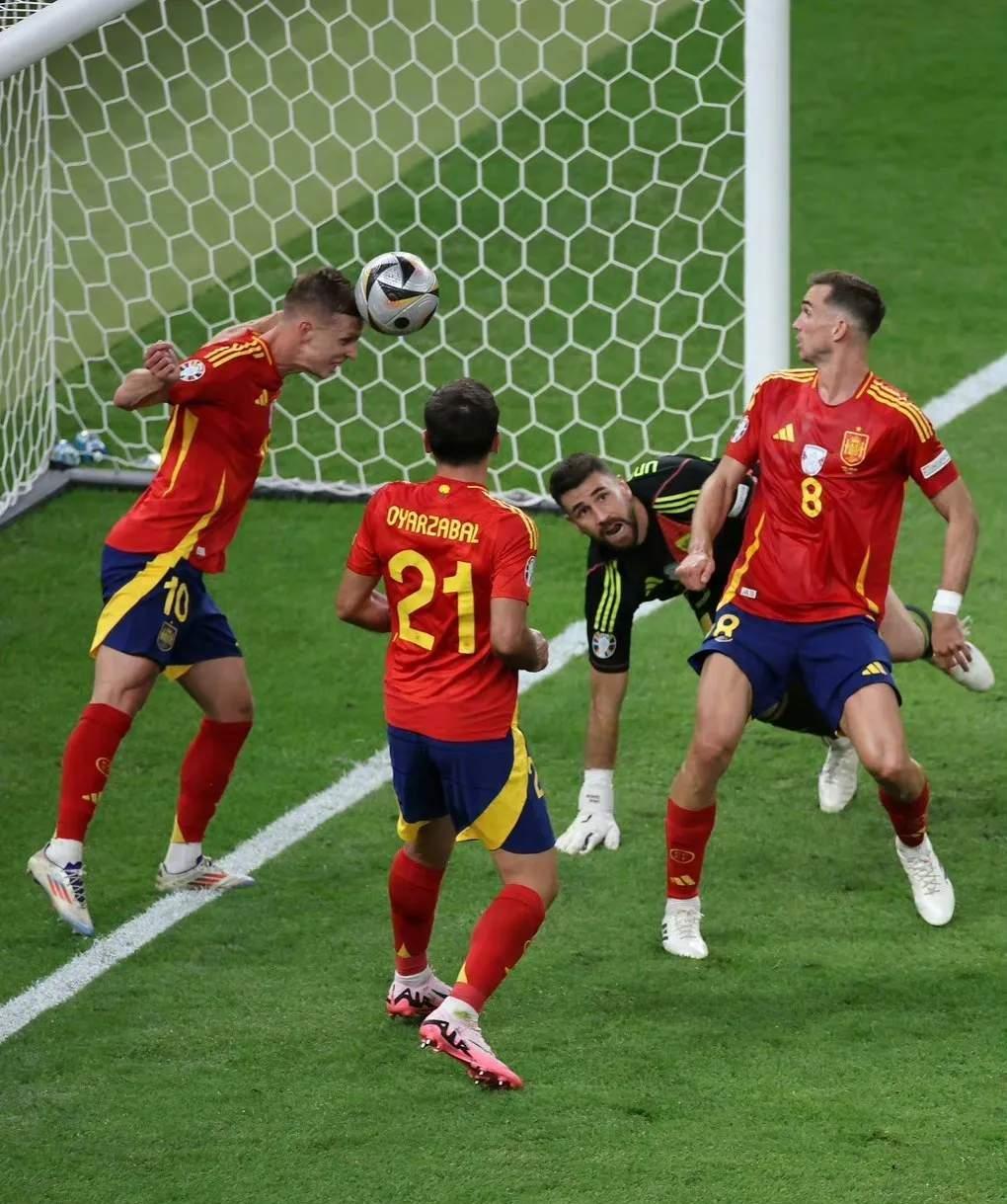 足球场上的激烈角逐让人目不转睛的简单介绍