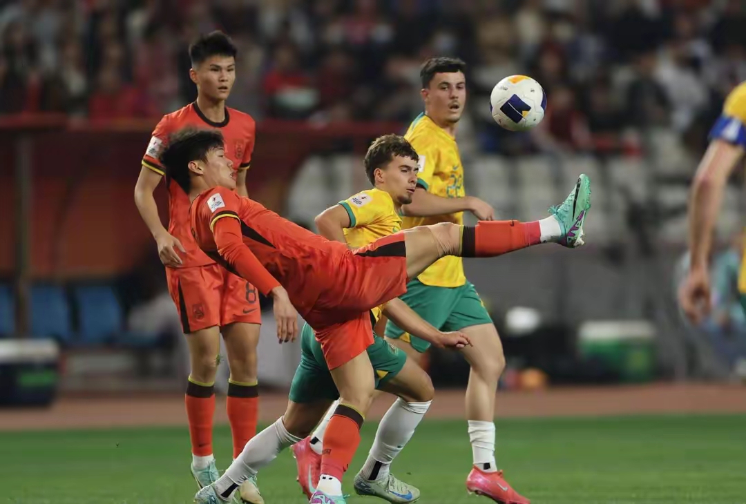 赛场上的激情燃烧，球员们敢于拼搏的简单介绍