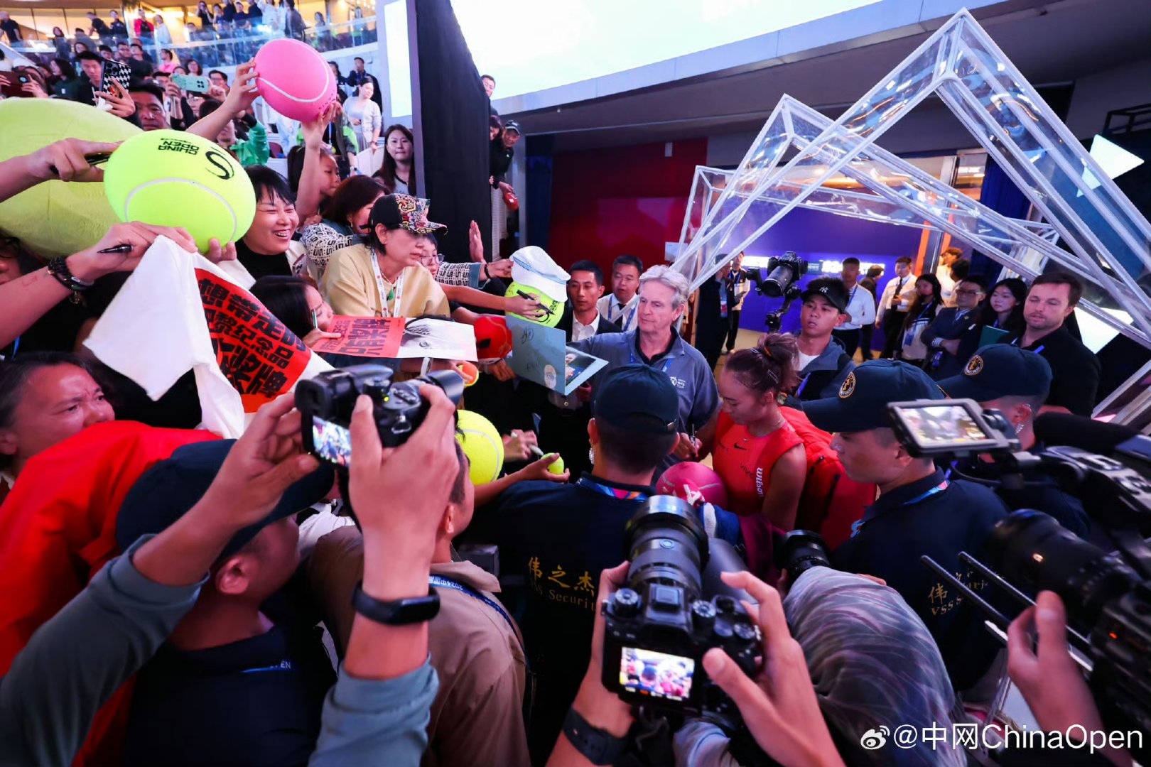 包含沸腾！球迷聚集为偶像加油打Call！的词条