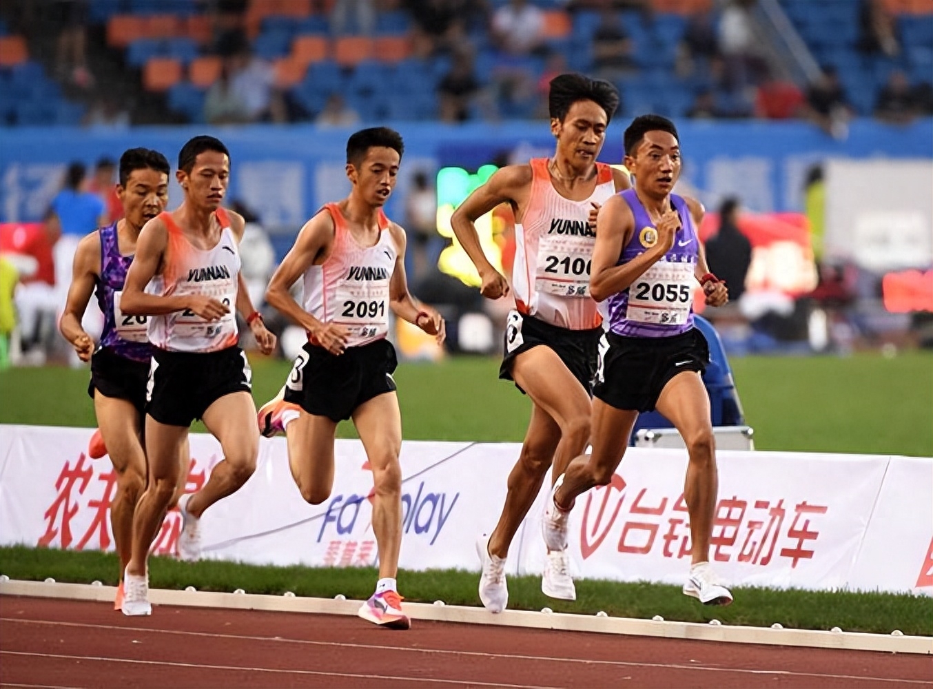 运动员实力比拼,比赛激烈紧张 运动员实力比拼,比赛激烈紧张