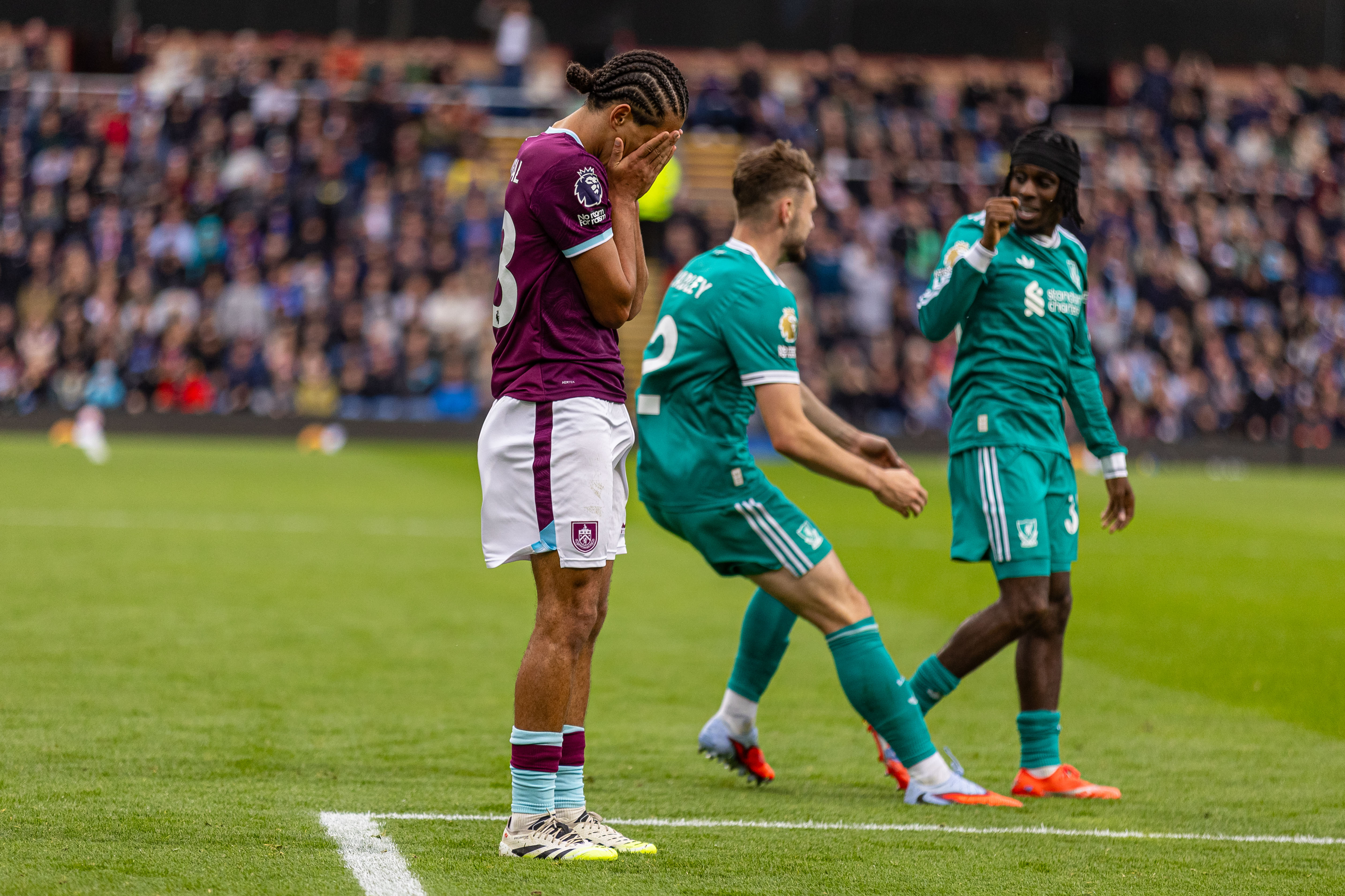 利物浦战胜伯恩利，巩固榜首位置的简单介绍